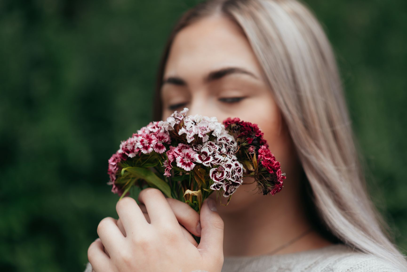 Женщина нюхает цветы фото.